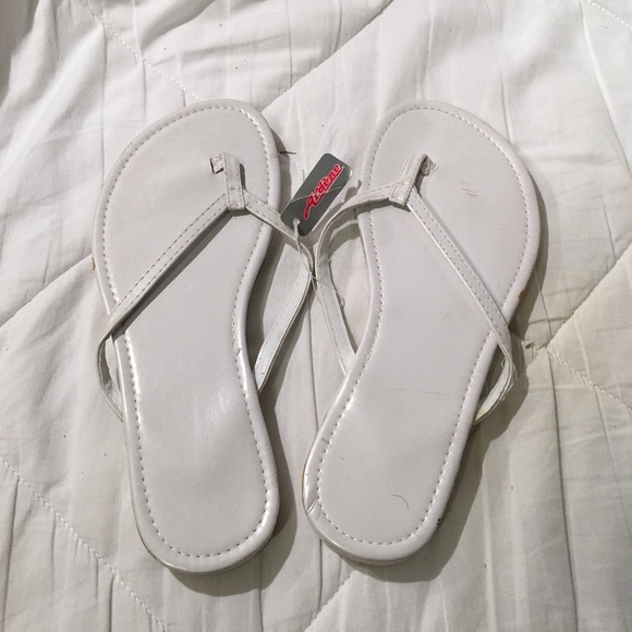 Ardene White Flip Flops - Picture 1 of 8